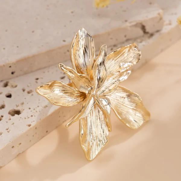 S008de21b383640fabc318ebfb37b62ban.webp Flower-Inspired Boho Ring with Textured Petals