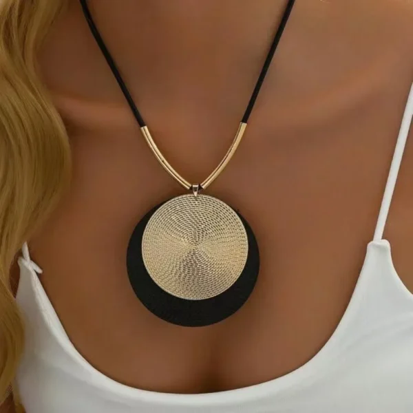 S05fdb06f47e2493e919524534b977844Y.webp Dynamic Circular Necklace with Textured Gold and Black Pendant