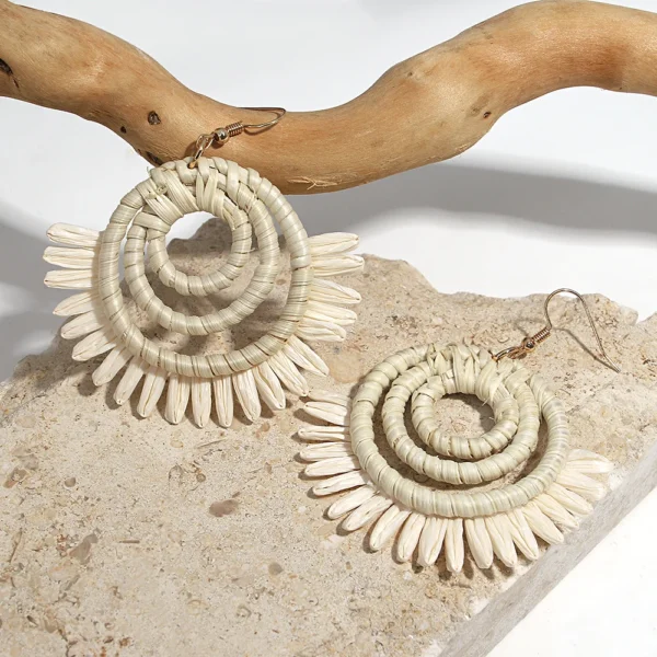 S1571b3d60383455e98fe4ae9f977cc06e.webp Fan-shaped woven raffia drop earrings with fringe edging