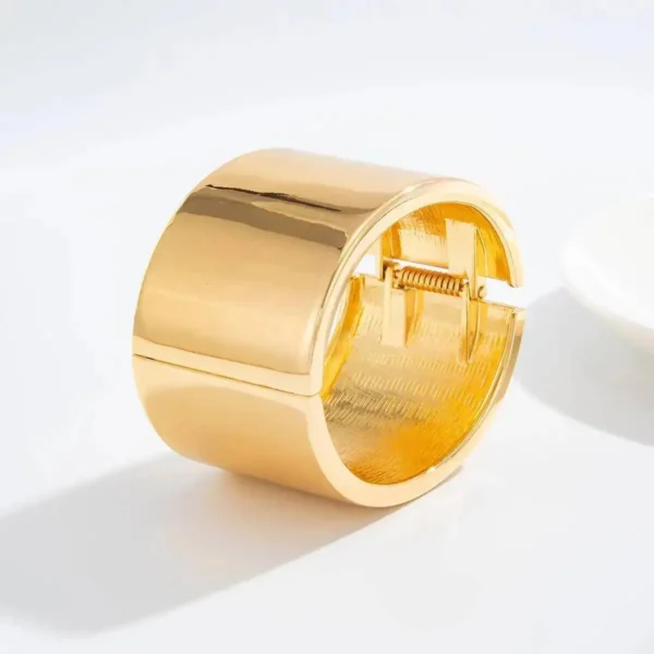 S1d0e0e3bc7d14dcaa584171b90b7a9bcl.webp Urban Edge Modern Chunky Bangles Set in Textured Metal and Resin