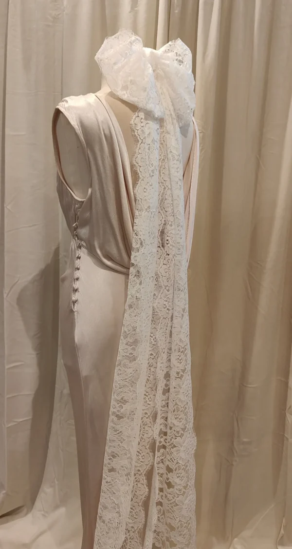 S35b9430fe9094c408e713a0f34971367q.webp Timeless Elegance Long Lace Bow Bridal Veil
