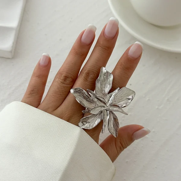 S47009f27d2574ac9a61c1f23b32da1a8l.webp Flower-Inspired Boho Ring with Textured Petals