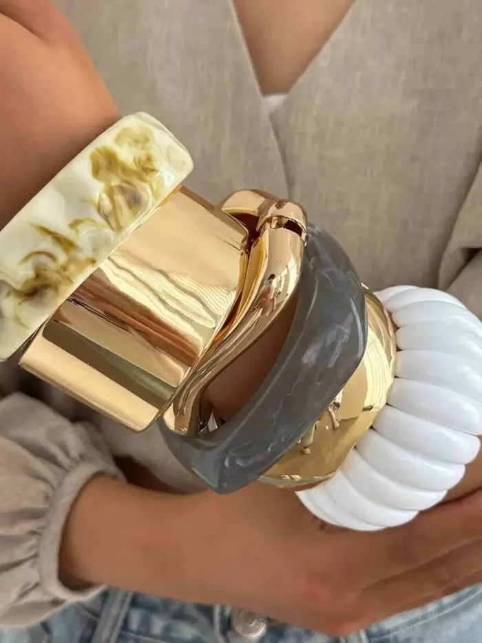 S800b5dcc932c45109ef066e8139ccc25X.webp Urban Edge Modern Chunky Bangles Set in Textured Metal and Resin
