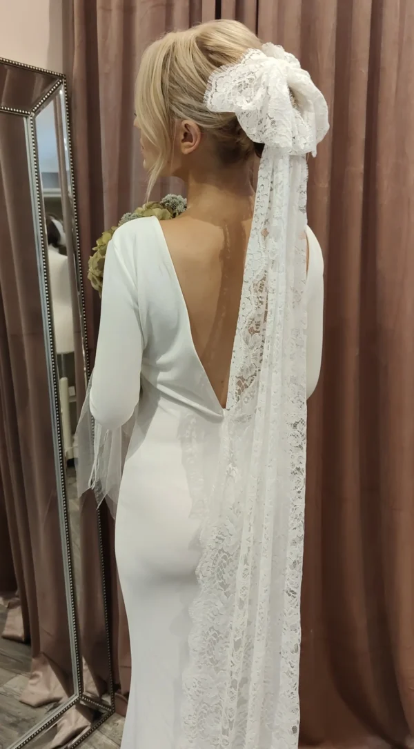 S8d9078573bcc451294c7c5b5aae2f8a4y.webp Timeless Elegance Long Lace Bow Bridal Veil