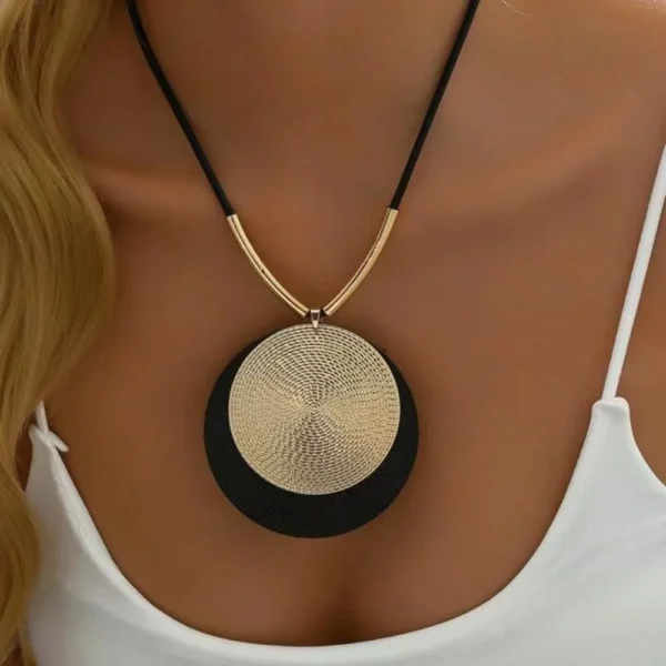 Sb88b6cabd9e24d1ebd39f30fb882ac08y.webp Dynamic Circular Necklace with Textured Gold and Black Pendant