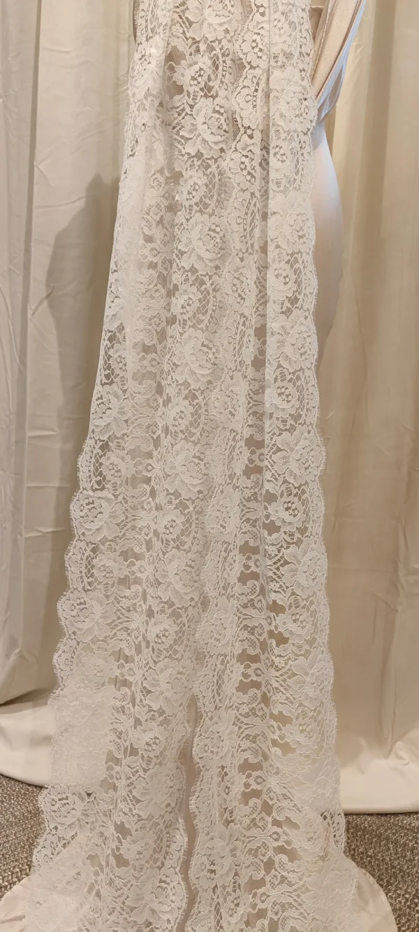 Sc0f94190e1154ff599c6fcc580fbc8f28.webp Timeless Elegance Long Lace Bow Bridal Veil