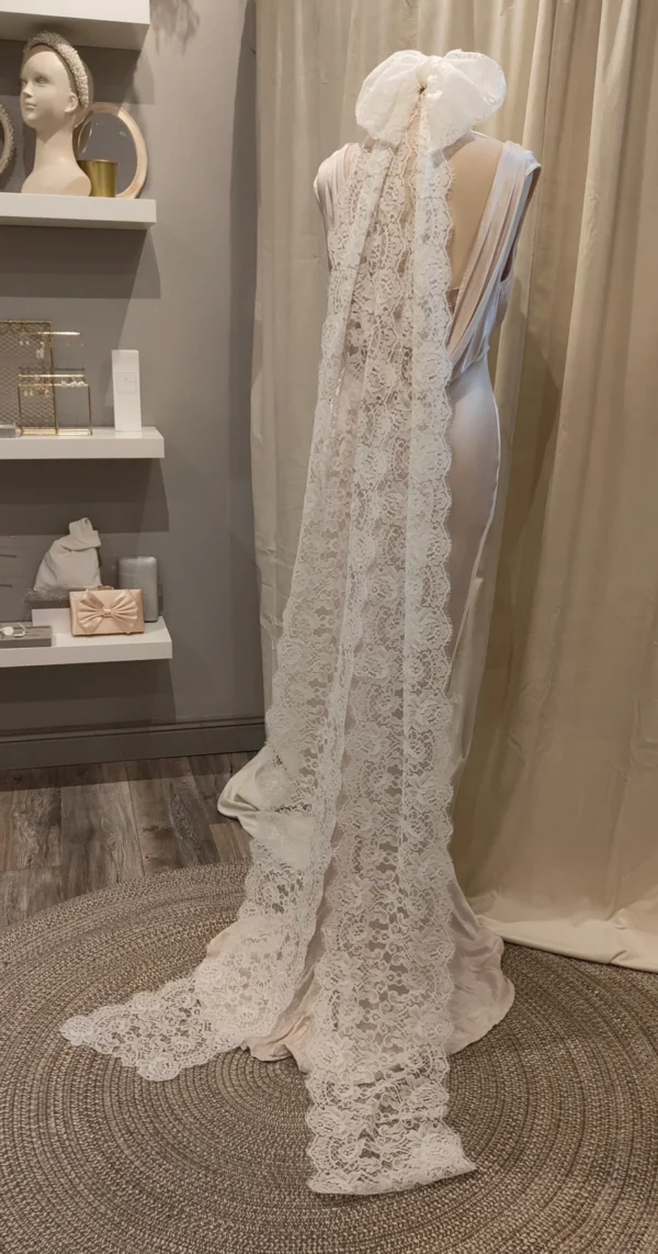 Sc7e29a8843ee4237bfdfb42d6d7208efe.webp Timeless Elegance Long Lace Bow Bridal Veil
