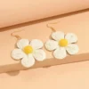 Sd12586e527954354a77508c663335f95b.webp Textured Hand-Woven Raffia Bloom Earrings