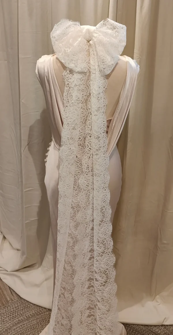 Seb28167a03564860b68a5e1b1d9f6685h.webp Timeless Elegance Long Lace Bow Bridal Veil