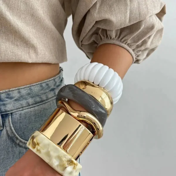 Sec0e4e4f9e264938a5faffd06a59af8dK.webp Urban Edge Modern Chunky Bangles Set in Textured Metal and Resin