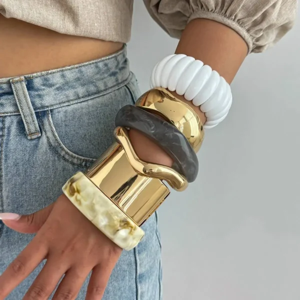 Sed569bb611874134a3ff13480ef23e92Z.webp Urban Edge Modern Chunky Bangles Set in Textured Metal and Resin