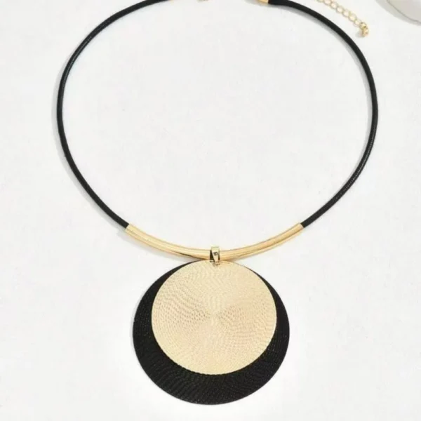 Sf5b93775aff042049400393c79e28a169.webp Dynamic Circular Necklace with Textured Gold and Black Pendant