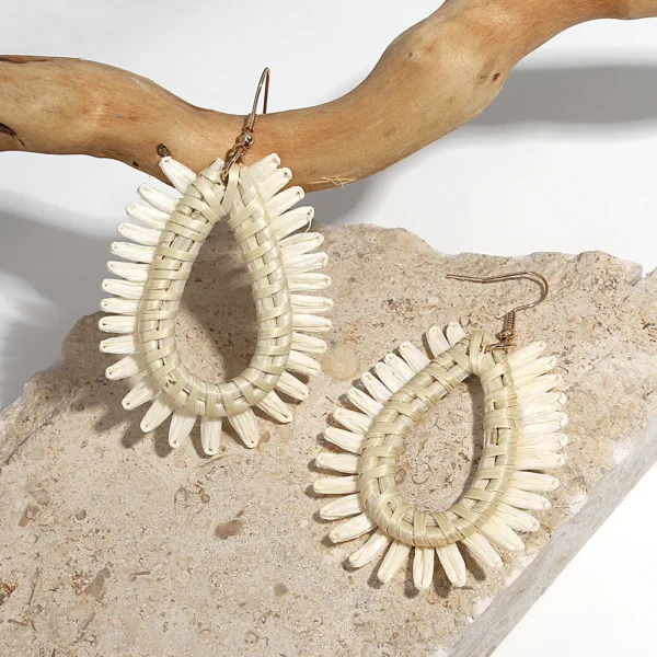 Sfd59100b11444d97a998b19c0faa3904M.webp Assorted sculptural raffia earrings in natural ivory